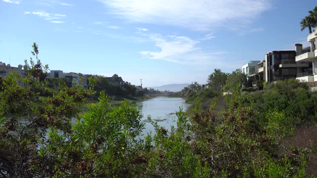 美丽的Marina del Rey泻湖。有海水的通道。海岸两侧的私人住宅。这是加州洛杉矶温暖的晴天。视频素材