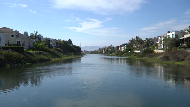 美丽的Marina del Rey泻湖。有海水的通道。海岸两侧的私人住宅。这是加州洛杉矶温暖的晴天。视频素材