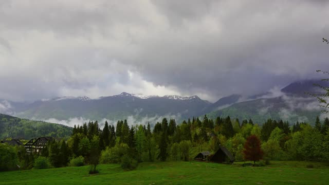 山上的阿尔卑斯山，房子和树在雾云视频素材