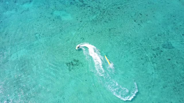 空中无人机拍摄。从上面的水滑板车与香蕉从一个鸟瞰的观点。碧绿的海水，加勒比海的珊瑚海岸。里维埃拉墨西哥玛雅视频素材