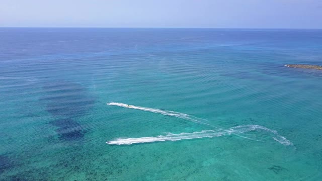 空中无人机拍摄。从上面的水滑板车与香蕉从一个鸟瞰的观点。碧绿的海水，加勒比海的珊瑚海岸。里维埃拉墨西哥玛雅视频素材