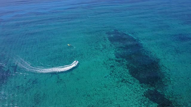 空中无人机拍摄。从上面的水滑板车与香蕉从一个鸟瞰的观点。碧绿的海水，加勒比海的珊瑚海岸。里维埃拉墨西哥玛雅视频素材