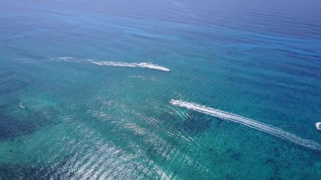 空中无人机拍摄。从上面的水上摩托车从一个鸟瞰的观点。碧绿的海水，加勒比海的珊瑚海岸。里维埃拉墨西哥玛雅视频素材