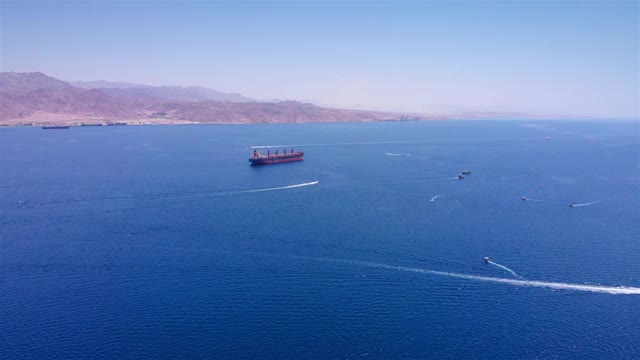 红海中的大型天然气油轮，小船架空视频素材