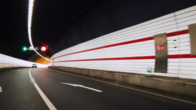 在高速公路上行驶，隧道下，汽车，在中国大连。视频素材