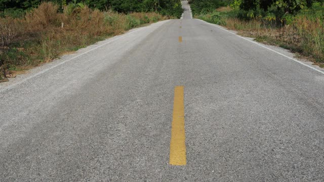 有天空和云彩的乡村道路视频素材