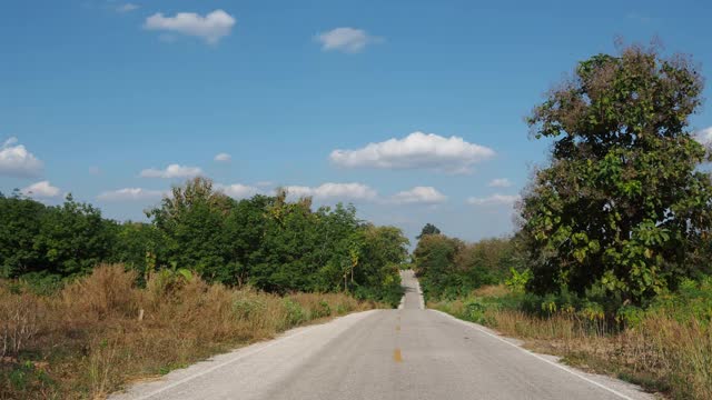 有天空和云彩的乡村道路视频素材