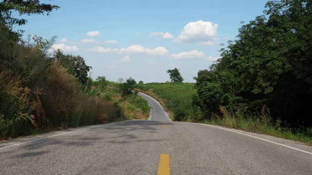 有天空和云彩的乡村道路视频素材