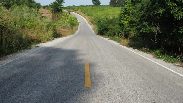 有天空和云彩的乡村道路视频素材