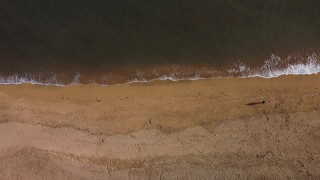 海滩海岸海浪航拍。视频素材