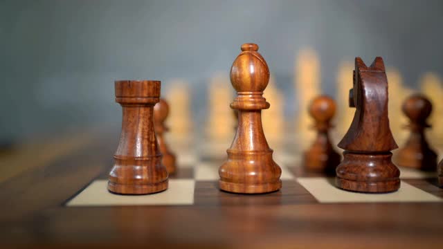 木制的棋子在棋盘上和下视频素材