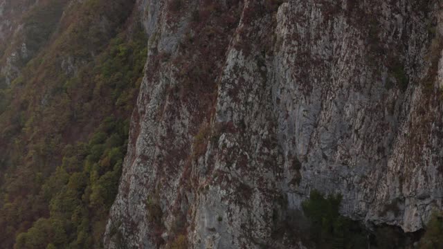 峡谷自然美丽，阿克苏峡谷紧靠高大的岩石覆盖植物。鸟瞰图惊人的山河姆兹姆塔和老道路。美丽的自然景观索契。从无人机拍摄4k视频素材