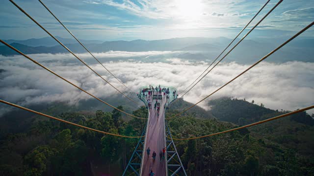 2020年12月，泰国Yala Betong的艾耶翁景区观景塔Skywalk上，游客前来观赏美丽的日出和雾海视频下载