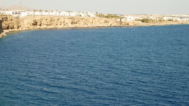 海浪与山脉背景视频素材