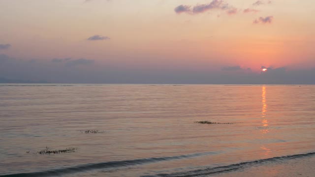 夕阳与金色的波浪视频素材