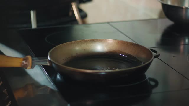 烹饪。特写镜头。肉片在平底锅里煎。烹饪视频素材