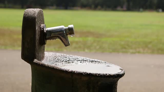 室外旧水龙头视频素材