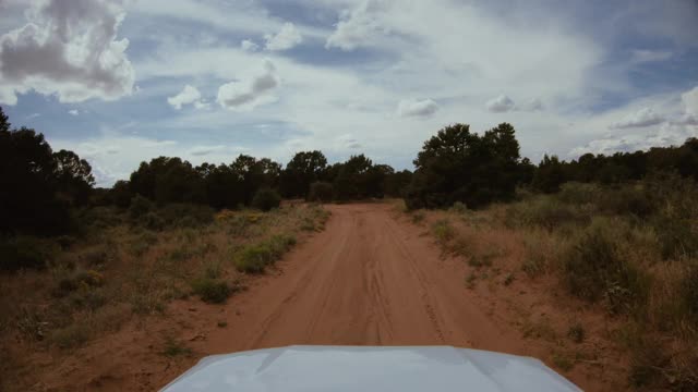 在美国西南部的夏季旅行:POV驾驶一辆四轮驱动汽车越野车在峡谷视频素材