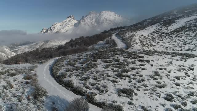 从无人机上看，高山被雪覆盖了4k视频素材