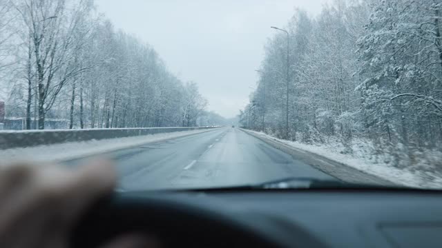 人们开车在美丽的冬天像童话一样的高速公路上，树上覆盖着雪视频素材