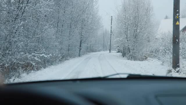 一个人在雪地里开车视频素材