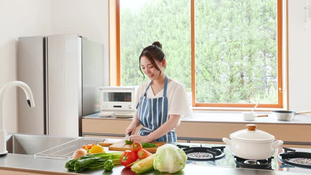 亚洲妇女在家做饭视频购买