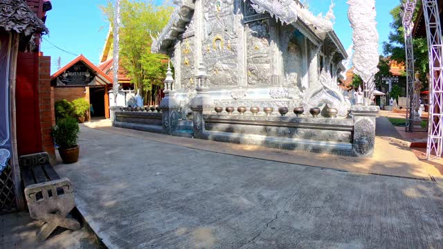 美丽的建筑在Wat Sri supan(银庙)在清迈，泰国视频素材