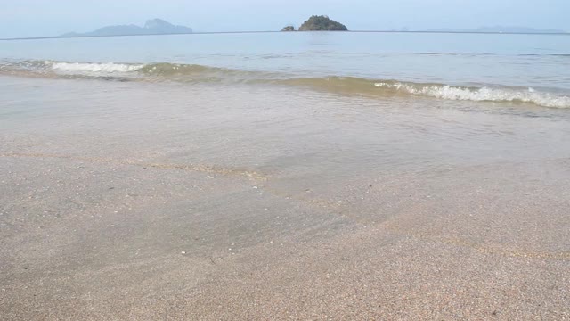 海滩上的波浪视频素材