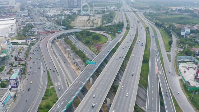 汽车在高速公路或高速公路上行驶的鸟瞰图。立交桥、街道、道路在建筑网络中的连接概念。前视图。城市，曼谷，泰国。视频素材