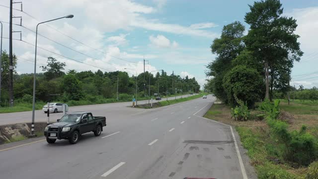 泰国乡村道路和山脉的鸟瞰图视频素材