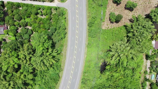 泰国乡村道路和山脉的鸟瞰图视频素材