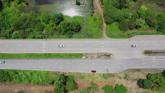 泰国乡村道路和山脉的鸟瞰图视频素材