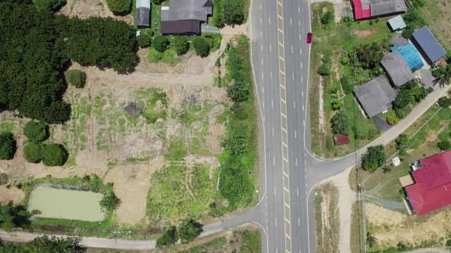 泰国乡村道路和山脉的鸟瞰图视频素材