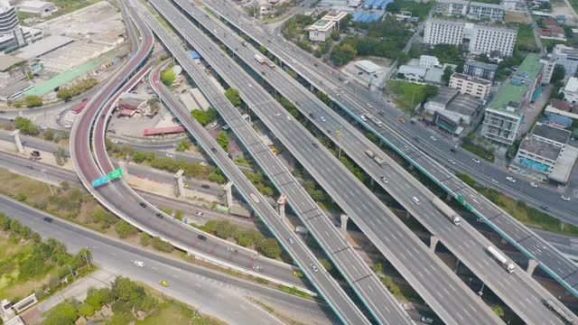 汽车在高速公路或高速公路上行驶的鸟瞰图。立交桥、街道、道路在建筑网络中的连接概念。前视图。城市，曼谷，泰国。视频素材