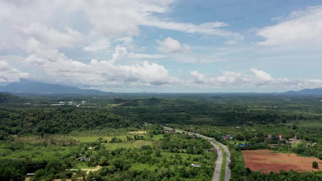 泰国乡村道路和山脉的鸟瞰图视频素材