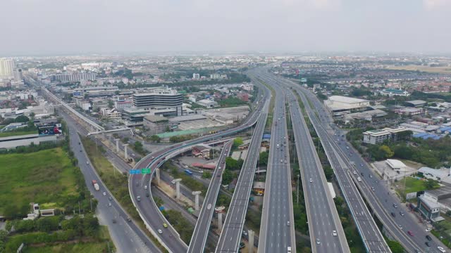 汽车在高速公路或高速公路上行驶的鸟瞰图。立交桥、街道、道路在建筑网络中的连接概念。前视图。城市，曼谷，泰国。视频素材