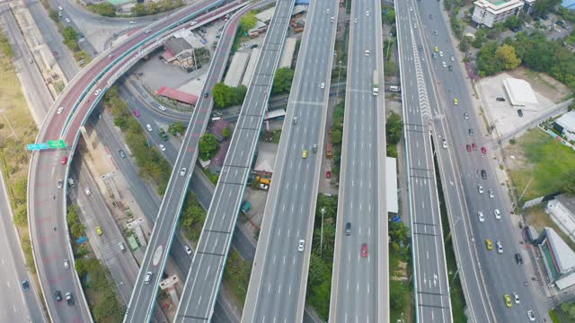 汽车在高速公路或高速公路上行驶的鸟瞰图。立交桥、街道、道路在建筑网络中的连接概念。前视图。城市，曼谷，泰国。视频素材