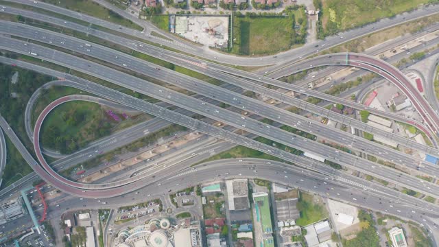 汽车在高速公路或高速公路上行驶的鸟瞰图。立交桥、街道、道路在建筑网络中的连接概念。前视图。城市，曼谷，泰国。视频素材