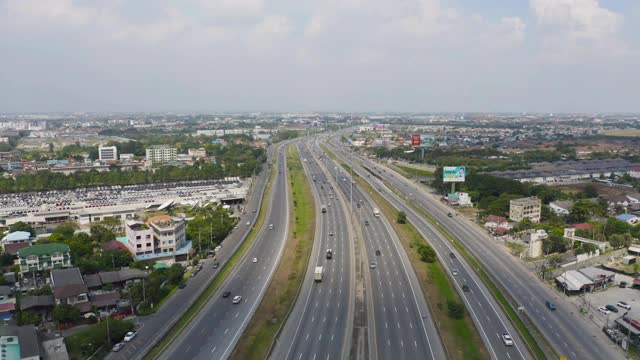 汽车在高速公路或高速公路上行驶的鸟瞰图。立交桥、街道、道路在建筑网络中的连接概念。前视图。城市，曼谷，泰国。视频素材