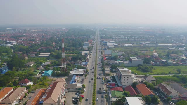 汽车在高速公路或高速公路上行驶的鸟瞰图。立交桥、街道、道路在建筑网络中的连接概念。前视图。城市，曼谷，泰国。视频素材