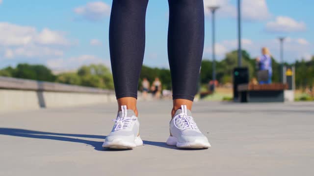 女人在户外系紧运动鞋视频素材