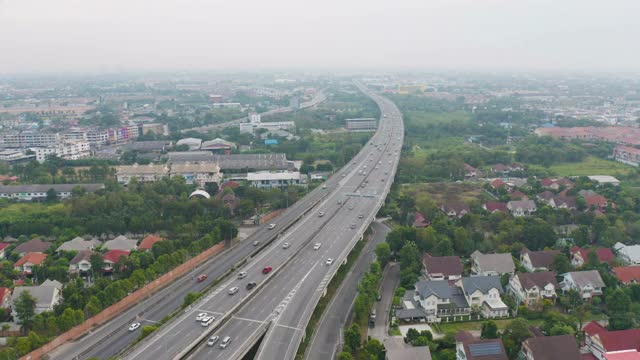 汽车在高速公路或高速公路上行驶的鸟瞰图。立交桥、街道、道路在建筑网络中的连接概念。前视图。城市，曼谷，泰国。视频素材