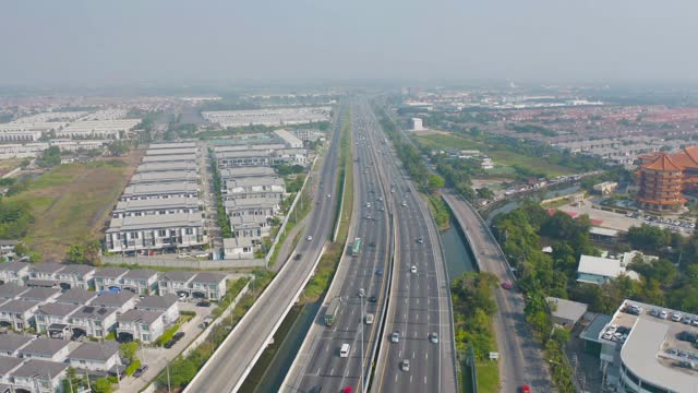 汽车在高速公路或高速公路上行驶的鸟瞰图。立交桥、街道、道路在建筑网络中的连接概念。前视图。城市，曼谷，泰国。视频素材