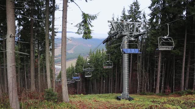 秋日高山度假区活动升降椅。滑雪胜地Bukovel在乌克兰。雾中的山坡风景视频素材