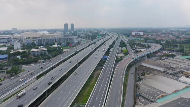 汽车在高速公路或高速公路上行驶的鸟瞰图。立交桥、街道、道路在建筑网络中的连接概念。前视图。城市，曼谷，泰国。视频素材