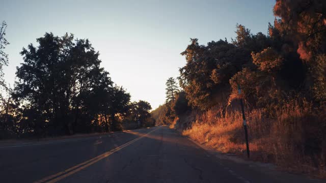 美国西南部夏季旅游:POV车在优胜美地国家公园，蒂奥加山口视频下载