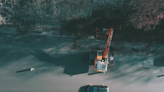 履带式挖掘机挖掘地面大修道路鸟瞰图。工程机械在工程中从事高能耗、重体力劳动视频素材