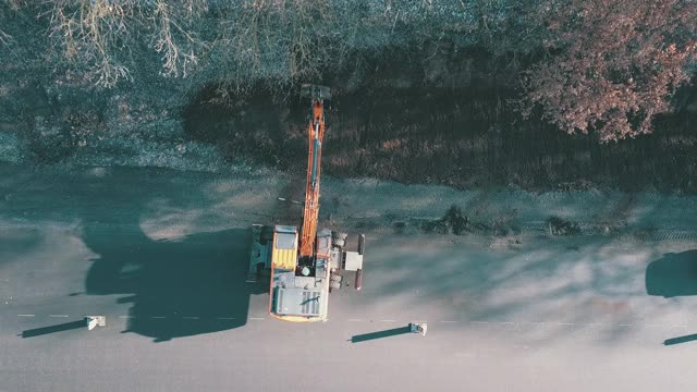 履带式挖掘机挖掘地面大修道路鸟瞰图。工程机械在工程中从事高能耗、重体力劳动视频素材