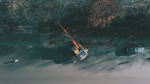 履带式挖掘机挖掘地面大修道路鸟瞰图。工程机械在工程中从事高能耗、重体力劳动视频素材