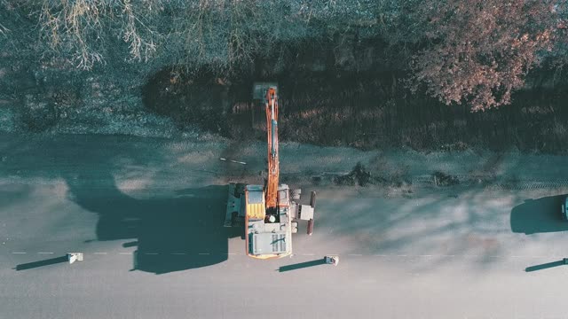 履带式挖掘机挖掘地面大修道路鸟瞰图。工程机械在工程中从事高能耗、重体力劳动视频素材